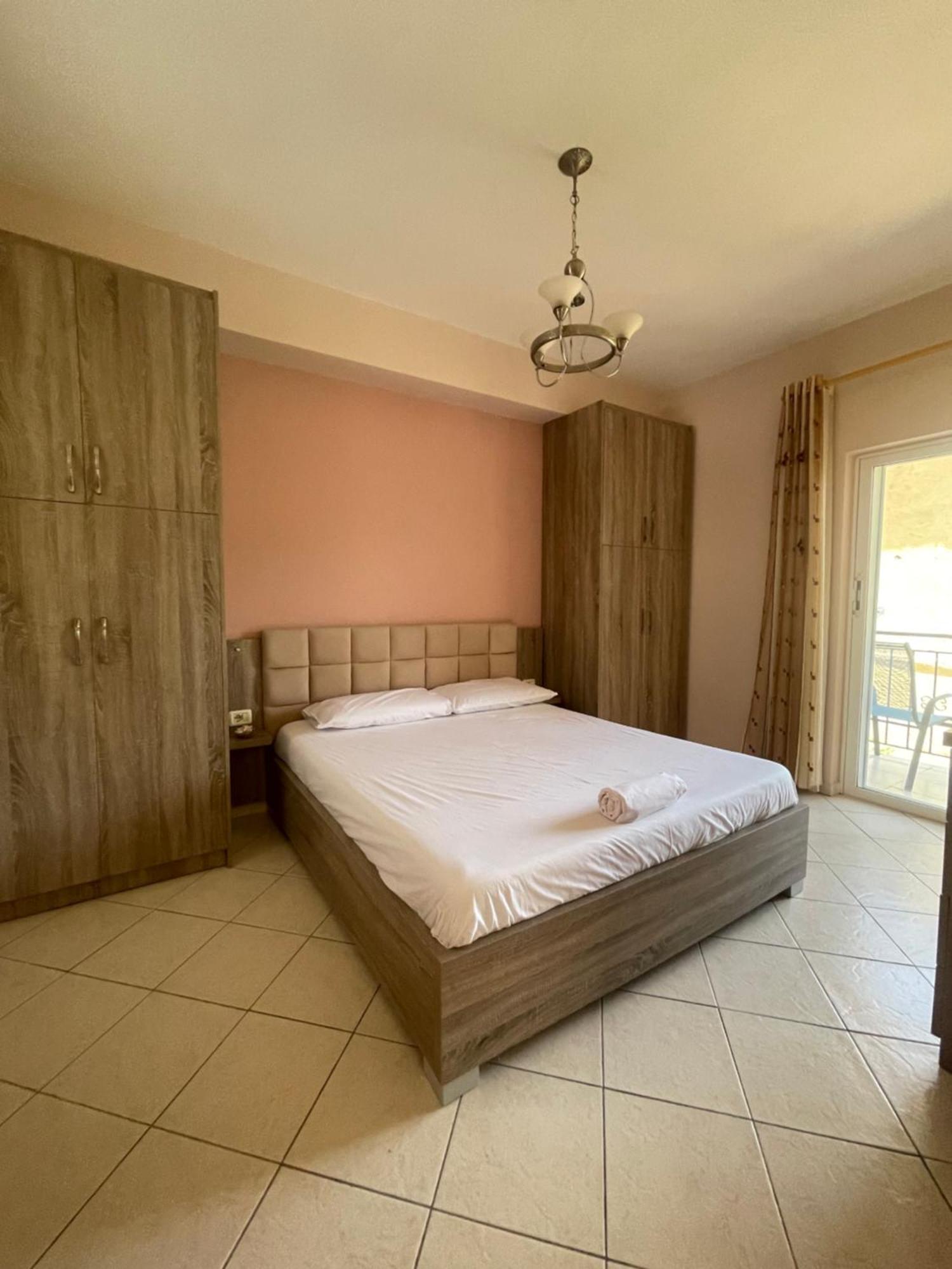 Bougainvilla Sarandë Buitenkant foto